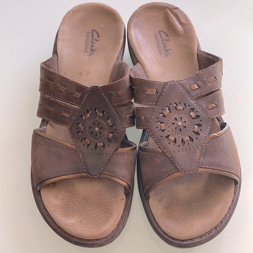 EUC - Clark’s “bendables” sandals. Brown with bronze stitching Size 9